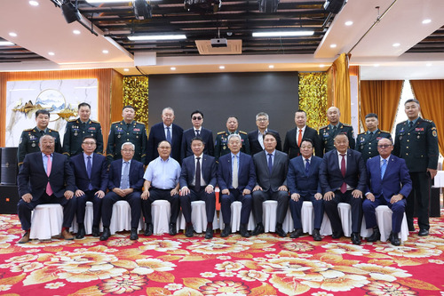 БАТЛАН ХАМГААЛАХЫН САЙД Д.БАТЛУТ САЛБАРЫН ҮЕ ҮЕИЙН САЙД, ДАРГА НАРТ ХҮНДЭТГЭЛ ҮЗҮҮЛЛЭЭ   